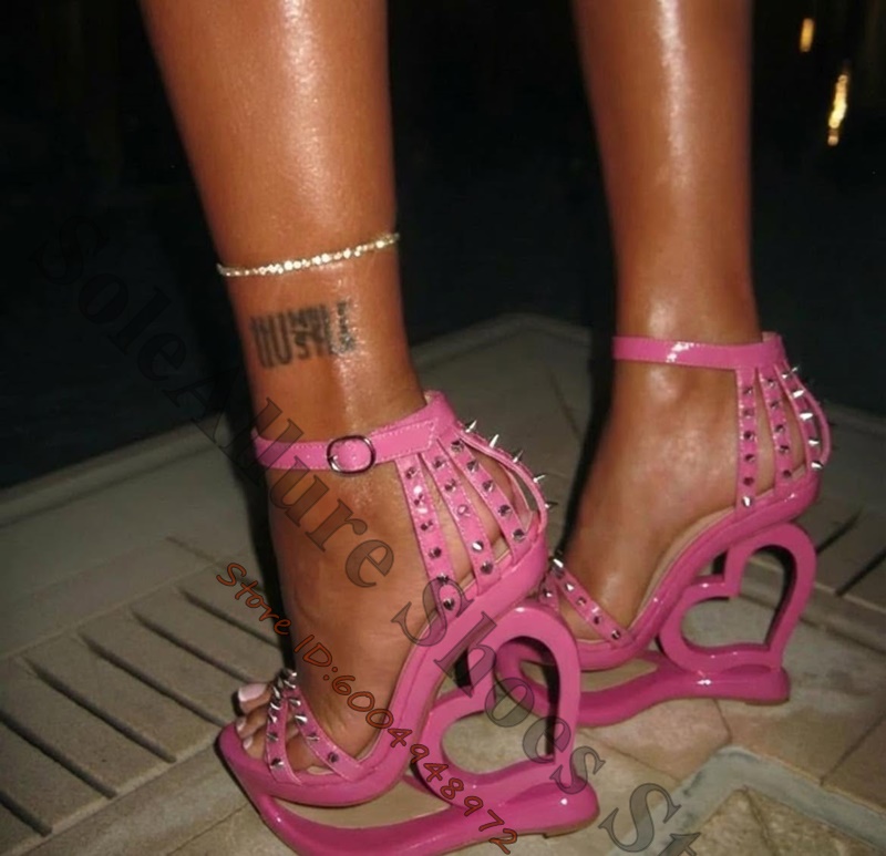 Heet roze spike-studded sandal - Metallic Heel Sandal recensie en prijs